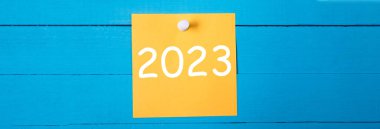 Mavi ahşap bir arka grubundaki çıkartmaya 2023 yazılıydı.