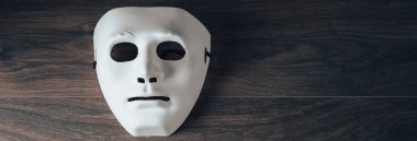 Masadaki beyaz isimsiz maske