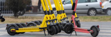 Kiralık elektrikli scooter 'lar dizilmiş.