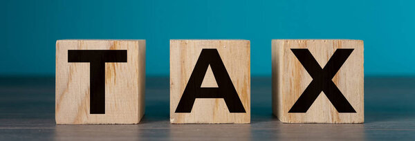 Налог на деревянные кубики на табличке