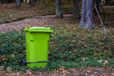 Ormandaki büyük yeşil çöp kutusu, çevre koruma kavramı