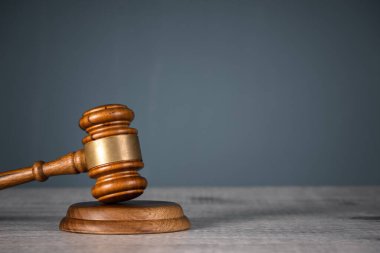 Adaletin Gücü: Yargıç Gavel 'in yakın çekim görüntüsü 