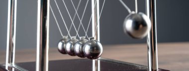 Hareketlerdeki Uyum: Newton 'un Beşiği Fiziğin Güzelliğini Gösteriyor