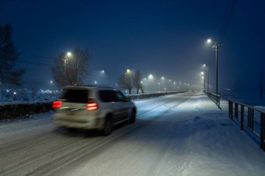 Kış yolunda giden bir araba.