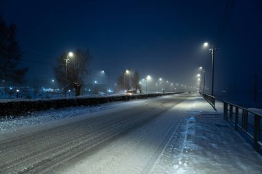  Karla kaplı Serene Yolu boyunca Bir Gece Yolculuğu