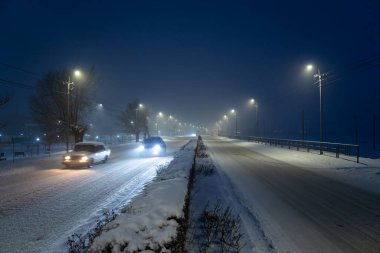 Kış yolunda giden bir araba.