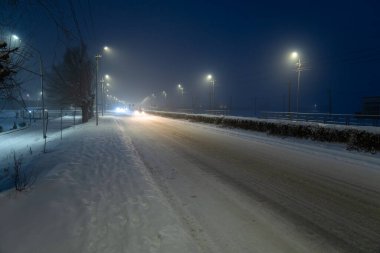  Karla kaplı Serene Yolu boyunca Bir Gece Yolculuğu