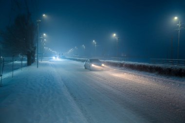 Kış yolunda giden bir araba.