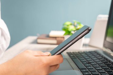 İş yerindeki kadın, stüdyo geçmişi.