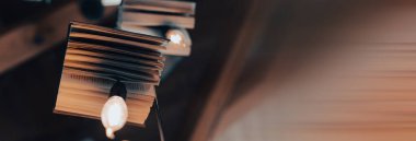 Dekoratif ampuller ve deco bölümünün kitapları.