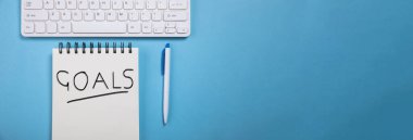 Tabloda yazma hedefleri ve klavye olan not defteri