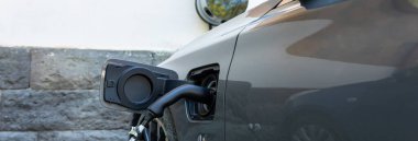 Elektrikli araba şarj oluyor.