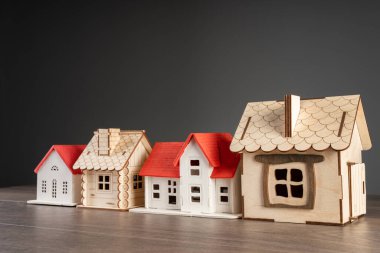 Siyah arka planda ev modelleri, inşaat konsepti