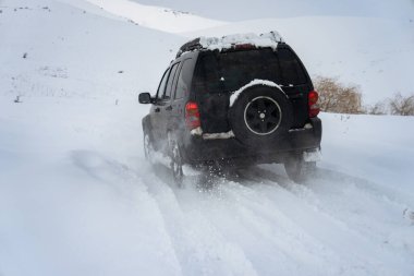 Kışın, kış mevsiminde tüm arazi araçları