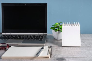 Ofiste dizüstü bilgisayar, iş konsepti