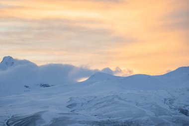 Bulutlu karlı dağlar, doğal manzara