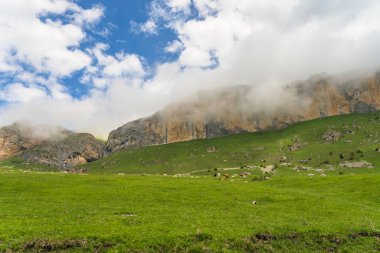 Bulutlarla kaplı yeşil dağlar, doğal manzara