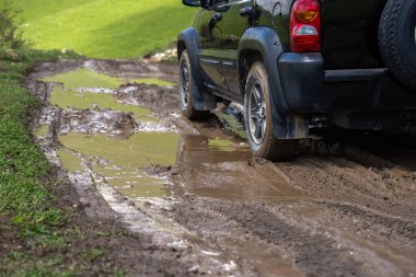 Arazi aracı geçilemez bir yolda.