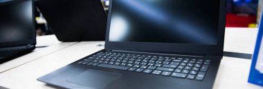 Elektronik mağazasında ekranlar ve monitörler