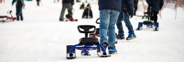 Kayar kar tepesinde kızağın üstünde