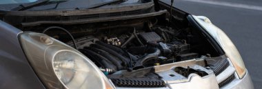 Araba kentte açık bir kaputla duruyor.