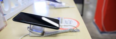 Modern elektronik mağazasında akıllı telefonlar.