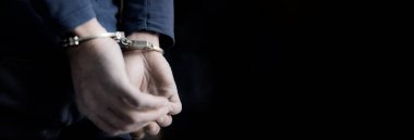 Torbada kelepçeli bir adam var.