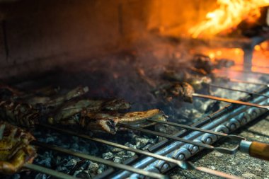 Şiş üstünde et, ateşte kızartılıyor.