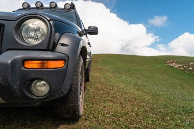 Arazi aracı geçilemez bir yolda.