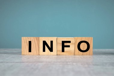 Mavi stüdyonun arka planında tahta küplere yazılmış bilgiler.: