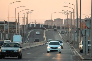 Geniş yol, sürekli trafik akışı, yol trafiği, stok fotoğrafı.