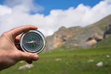 Seyahat pusulası gezgin elinde, dağ manzarası