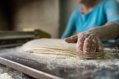 Lavaş ekmeği hamuruyla çalışan bir fırıncı.