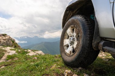 Dağın tepesindeki arazi aracı.