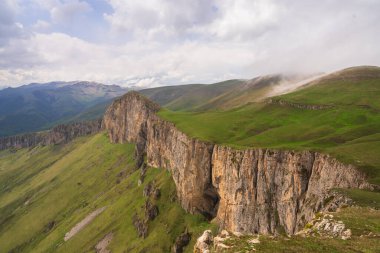 Güzel, muhteşem dağ manzarası, yeşil dağlar, kayalar, doğal resim, gökyüzüne yakın.