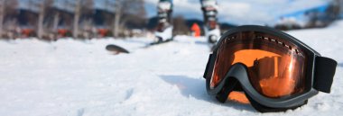 Kar arka planında kayak ve kar maskesi