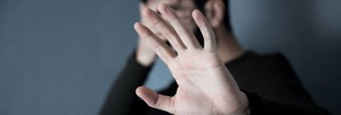 Erkek yüz yüze ve iç çekmeyi bırak.