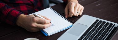 adam el bilgisayarı ve klavye üzerinde