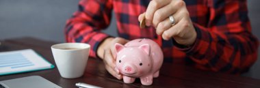 Domuzcuk kumbarası ile çalışan adam el parası