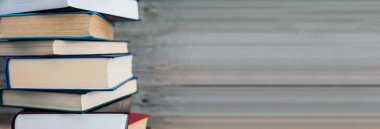 Tahta masadaki kitaplar!