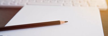 Ds üzerinde bilgisayar olan not defterindeki kalem