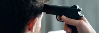 Genç adam el tabancasını kafasına dayadı.