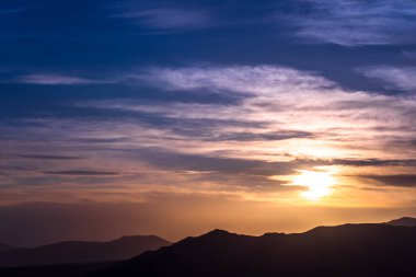 Dağlarda güzel bir gün batımı. Doğal manzara, stok fotoğrafçılığı.
