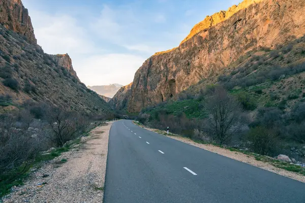 Asfalt yol dağlarla çevrili, doğal lüks resim, seyahat konsepti, stok fotoğrafı