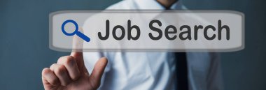 Adam iş aramasına dokunuyor