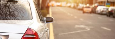 Beyaz araba şehir yolunda.