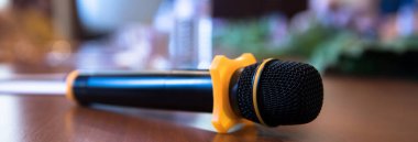 Mikrofonlu konferans salonu.