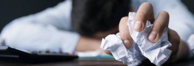 Üzgün adam eli paperon des