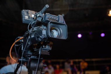 Film seti, kameralar, TV istasyonu, operatörler, stok fotoğrafı