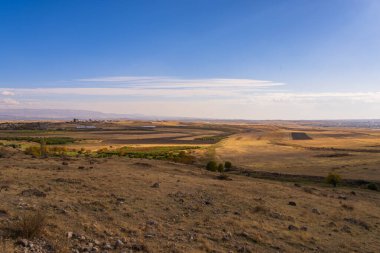 Toprak sürmüş ve ekilmiş tarlalar, stok fotoğrafı.